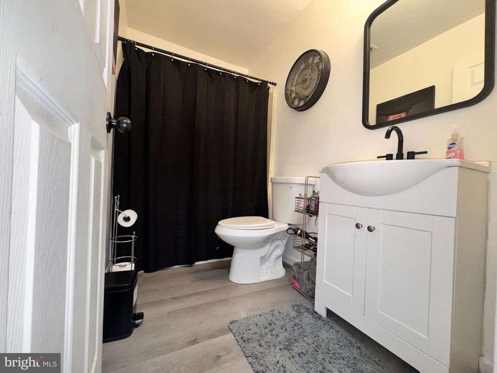 Image 18 of property listing at 16400 POINTER RIDGE DR, Bowie, MD 20716