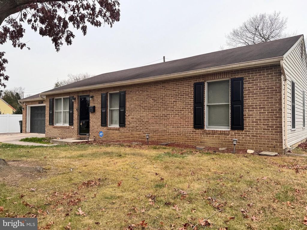 Image 4 of property listing at 16400 POINTER RIDGE DR, Bowie, MD 20716