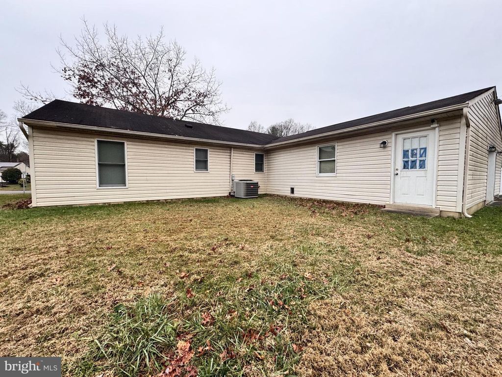 Image 5 of property listing at 16400 POINTER RIDGE DR, Bowie, MD 20716