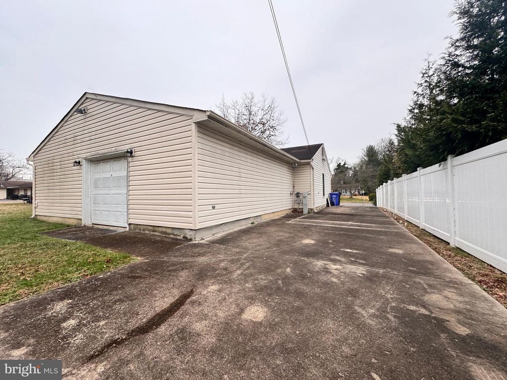 Image 6 of property listing at 16400 POINTER RIDGE DR, Bowie, MD 20716