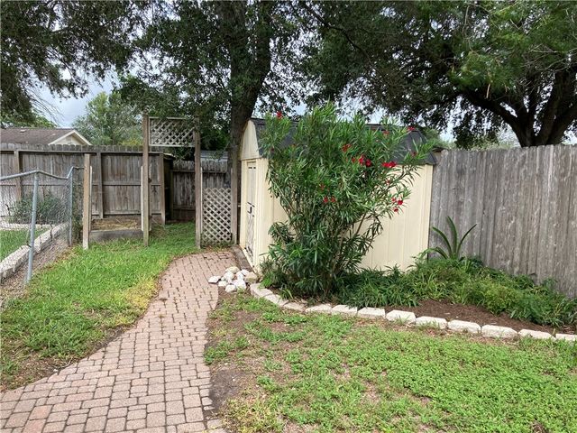 4509 Essex Dr, Corpus Christi, TX 78413