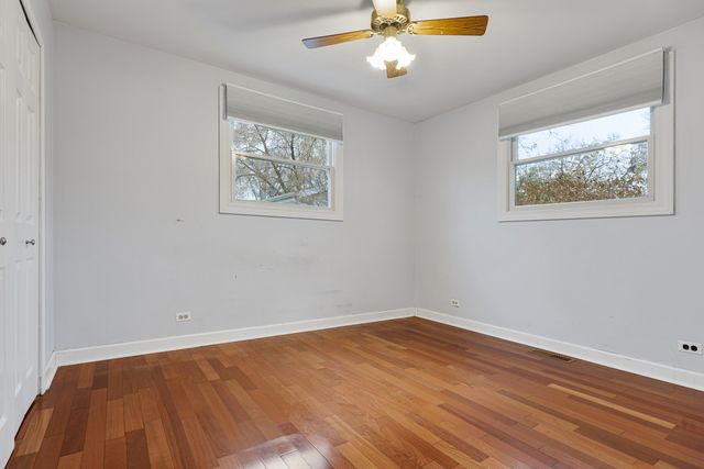 229 SHAWNEE Drive, Carol Stream, IL 60188