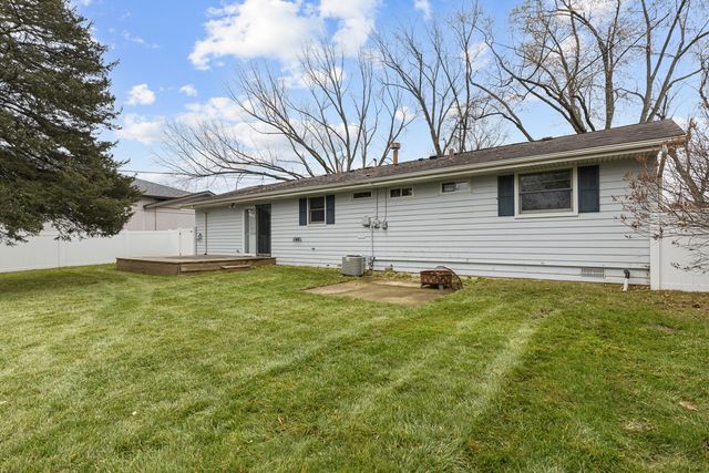 229 SHAWNEE Drive, Carol Stream, IL 60188