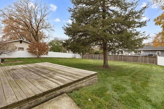 229 SHAWNEE Drive, Carol Stream, IL 60188