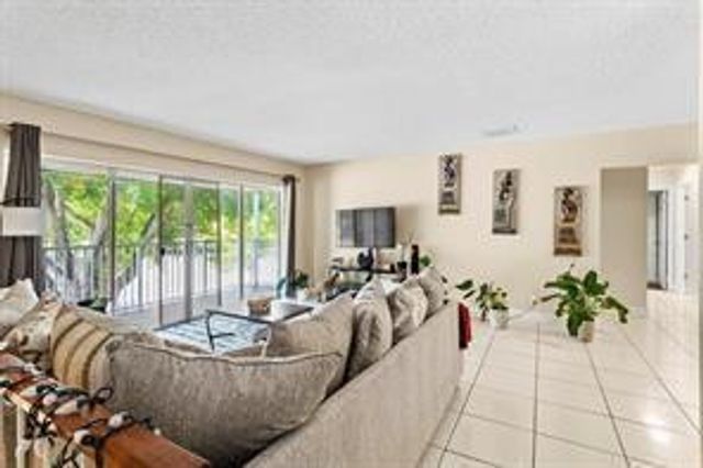 5850 NW 57 Avenue 4, Tamarac, FL 33319