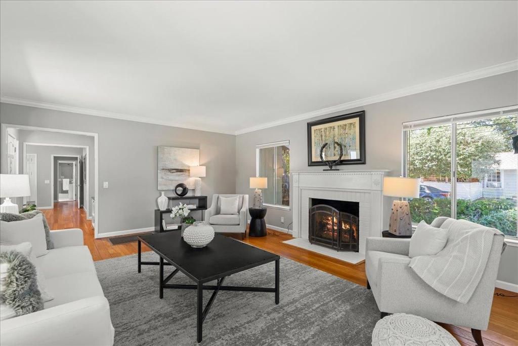 Image 10 of property listing at 991 Lincoln Avenue, Palo Alto, CA 94301