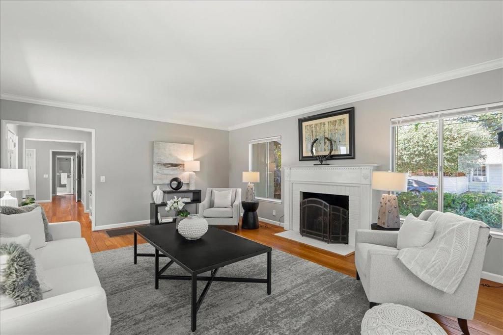 Image 11 of property listing at 991 Lincoln Avenue, Palo Alto, CA 94301