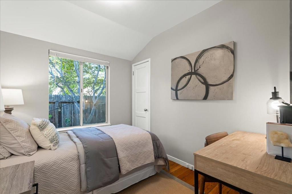Image 13 of property listing at 991 Lincoln Avenue, Palo Alto, CA 94301