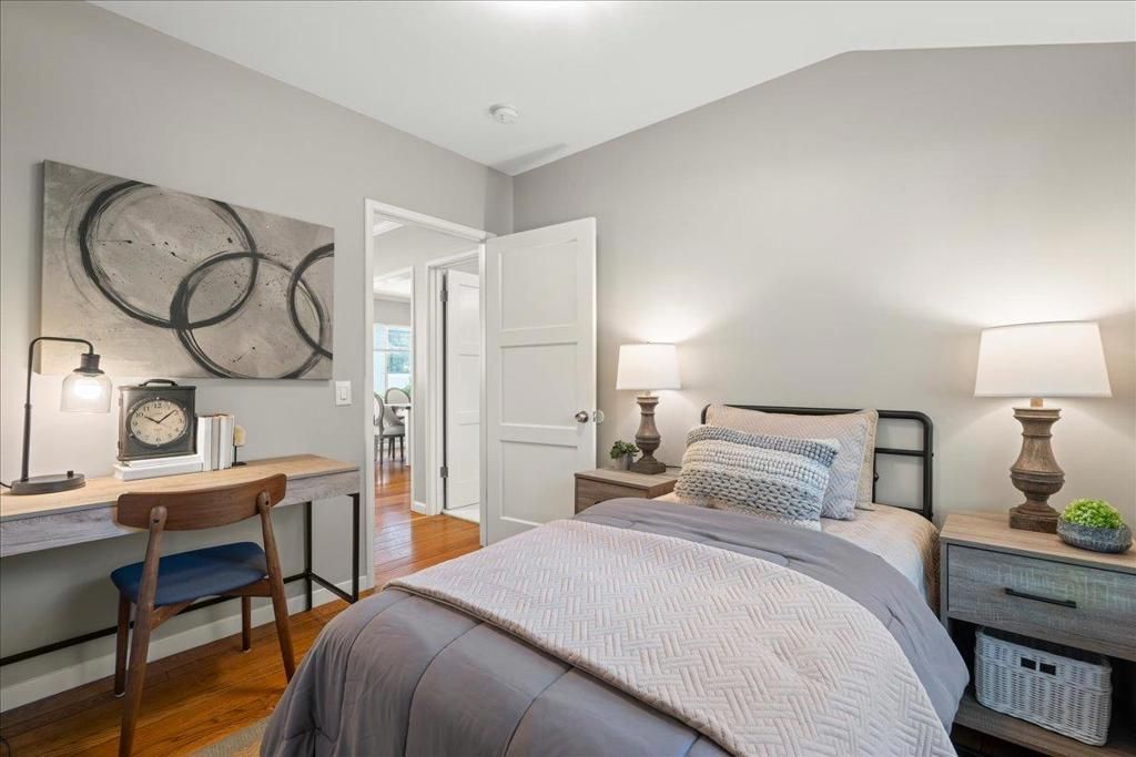 Image 14 of property listing at 991 Lincoln Avenue, Palo Alto, CA 94301