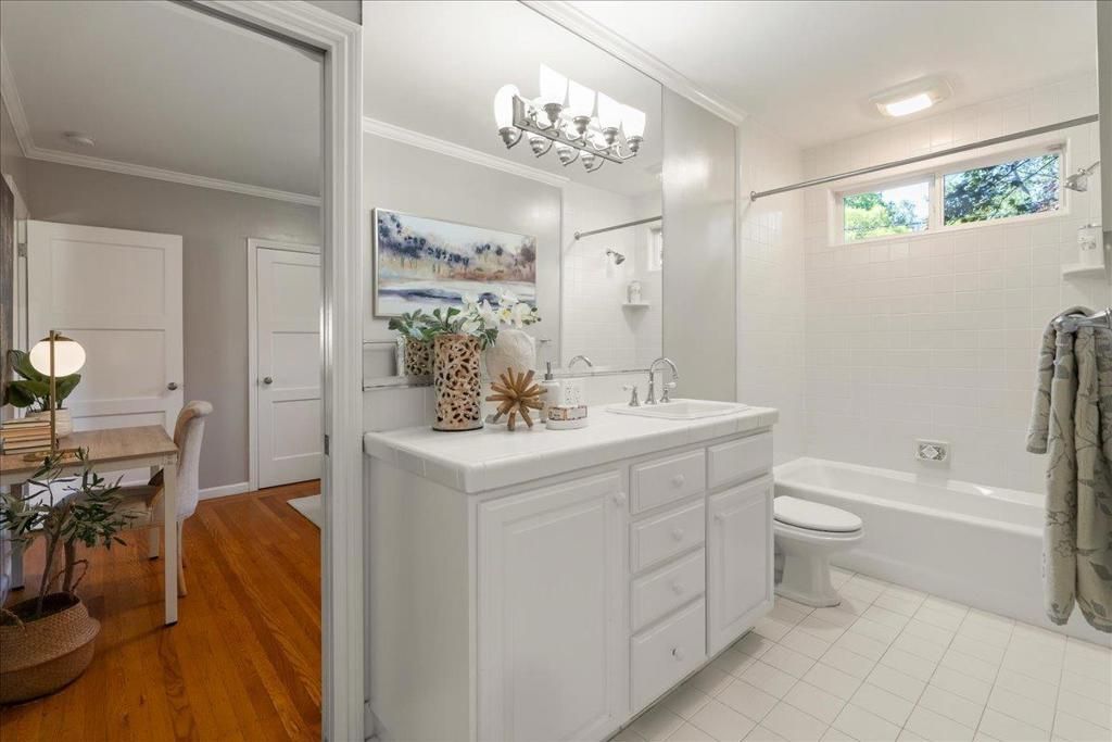 Image 16 of property listing at 991 Lincoln Avenue, Palo Alto, CA 94301