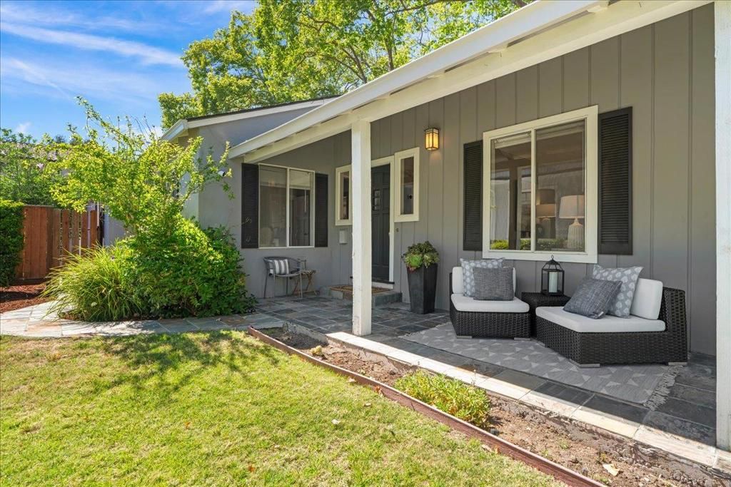 Image 2 of property listing at 991 Lincoln Avenue, Palo Alto, CA 94301