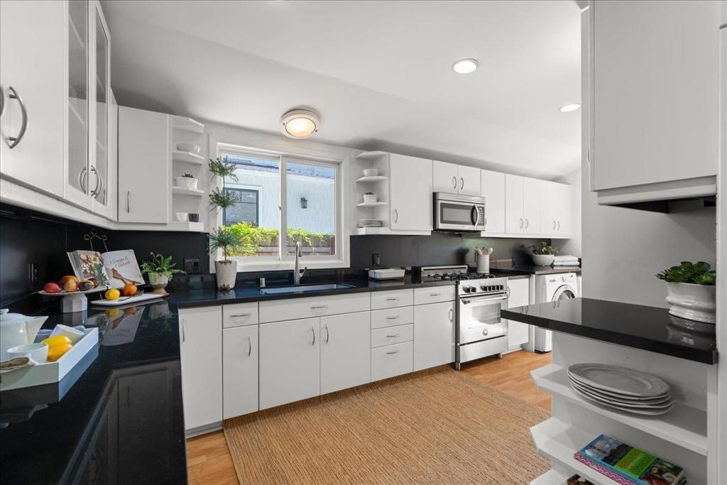 Image 20 of property listing at 991 Lincoln Avenue, Palo Alto, CA 94301