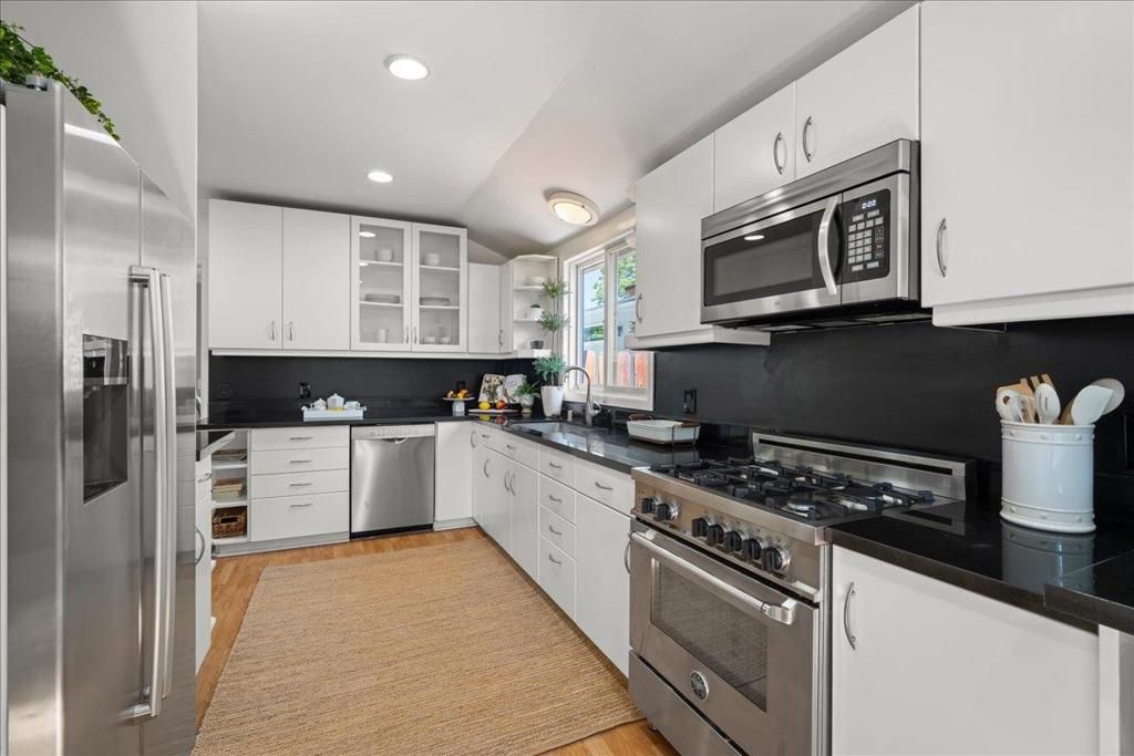 Image 21 of property listing at 991 Lincoln Avenue, Palo Alto, CA 94301