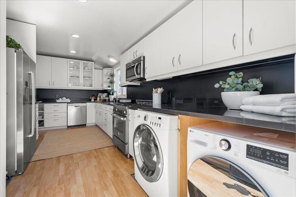 Image 23 of property listing at 991 Lincoln Avenue, Palo Alto, CA 94301