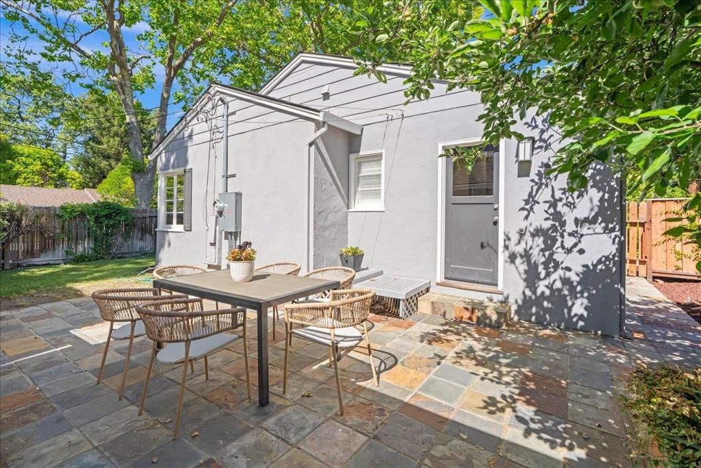 Image 27 of property listing at 991 Lincoln Avenue, Palo Alto, CA 94301