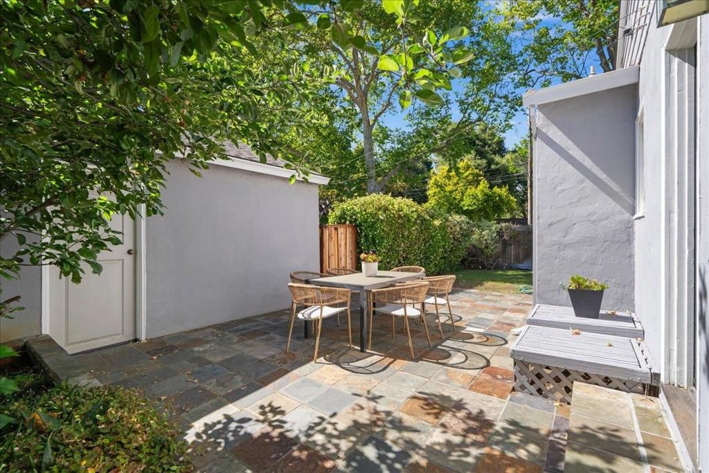 Image 28 of property listing at 991 Lincoln Avenue, Palo Alto, CA 94301