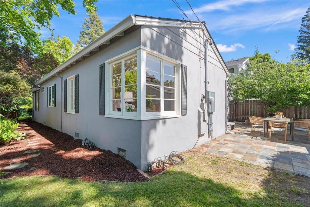 Image 29 of property listing at 991 Lincoln Avenue, Palo Alto, CA 94301
