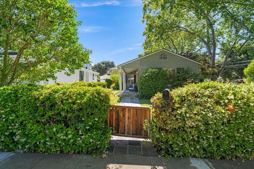Image 3 of property listing at 991 Lincoln Avenue, Palo Alto, CA 94301