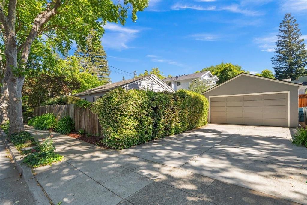 Image 31 of property listing at 991 Lincoln Avenue, Palo Alto, CA 94301