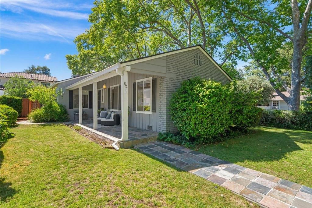 Image 4 of property listing at 991 Lincoln Avenue, Palo Alto, CA 94301
