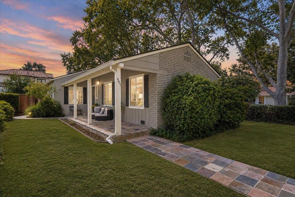 Image 5 of property listing at 991 Lincoln Avenue, Palo Alto, CA 94301
