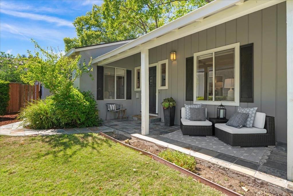 Image 6 of property listing at 991 Lincoln Avenue, Palo Alto, CA 94301