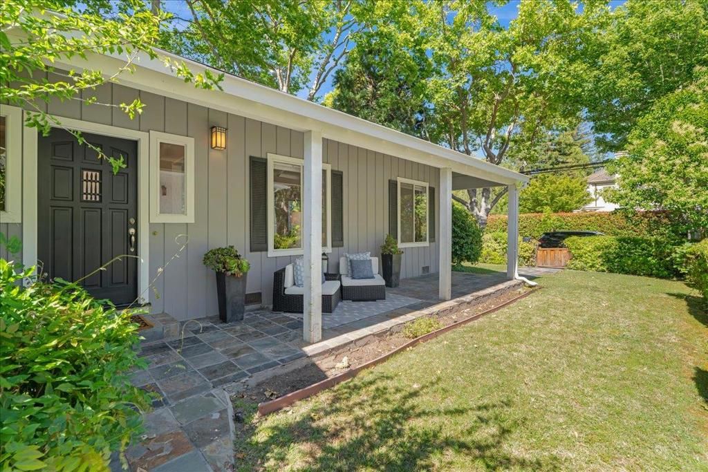 Image 7 of property listing at 991 Lincoln Avenue, Palo Alto, CA 94301