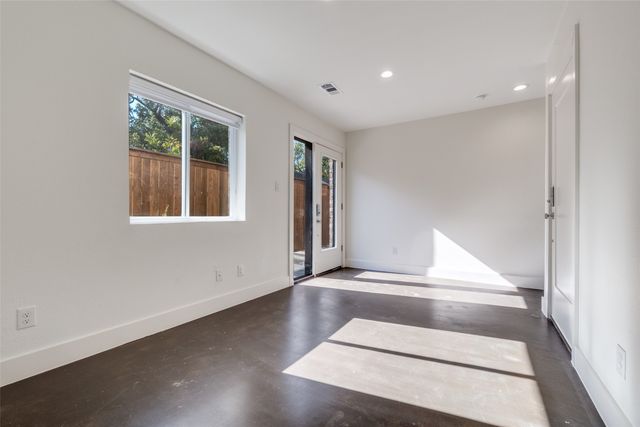 2206 Arroyo Avenue 305, Dallas, TX 75219