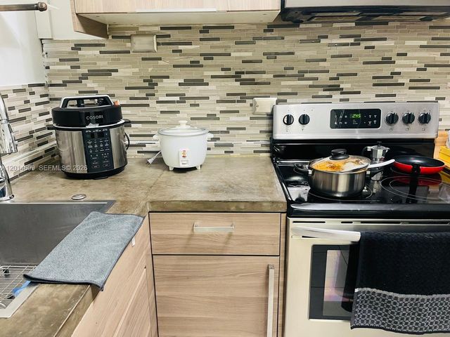17550 NW 67th Pl J-2, Hialeah, FL 33015