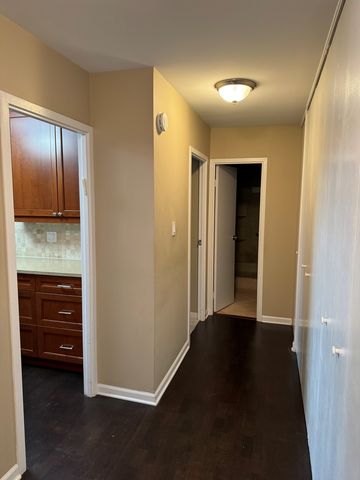 6933 N kedzie Avenue 615, Chicago, IL 60645