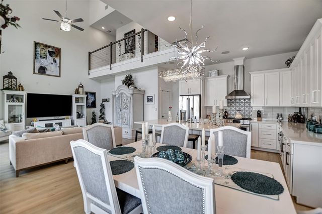 25 Cmdr Runco Lane, Taylor Lake Village, TX 77586
