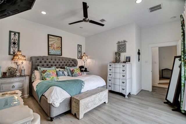 25 Cmdr Runco Lane, Taylor Lake Village, TX 77586