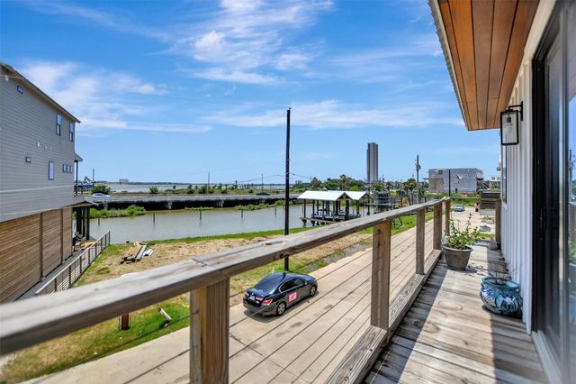 25 Cmdr Runco Lane, Taylor Lake Village, TX 77586
