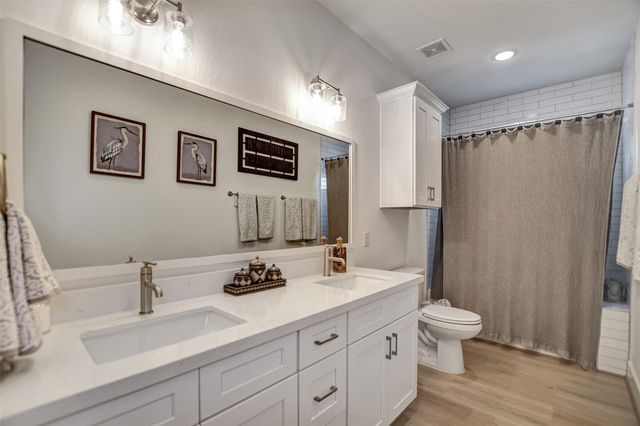 25 Cmdr Runco Lane, Taylor Lake Village, TX 77586