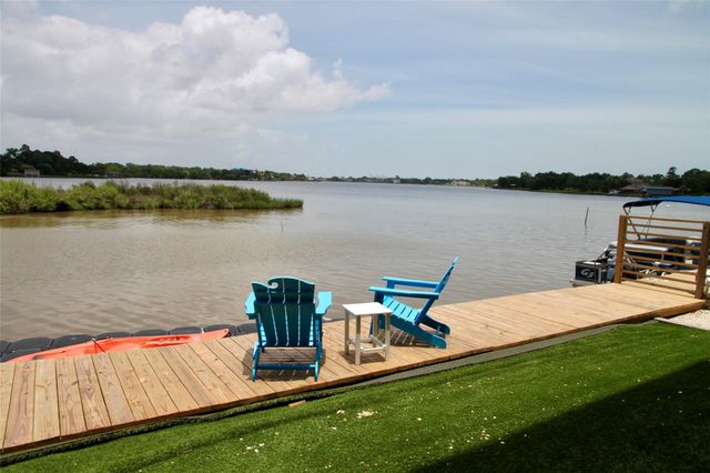 25 Cmdr Runco Lane, Taylor Lake Village, TX 77586