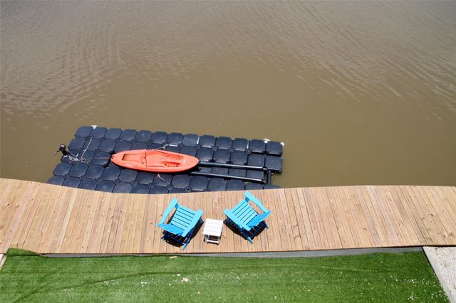 25 Cmdr Runco Lane, Taylor Lake Village, TX 77586
