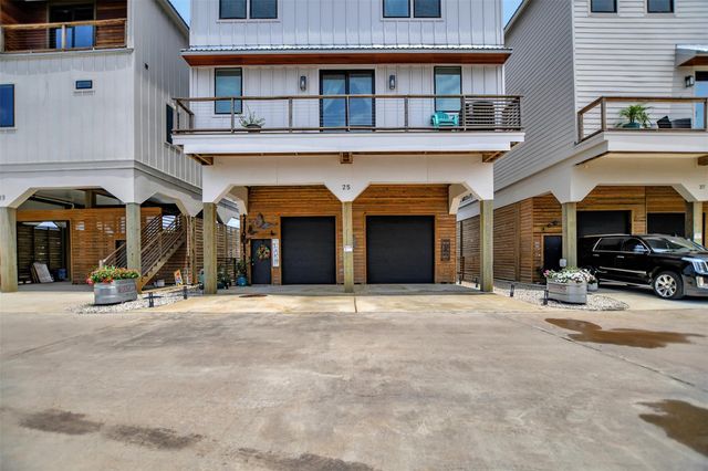25 Cmdr Runco Lane, Taylor Lake Village, TX 77586