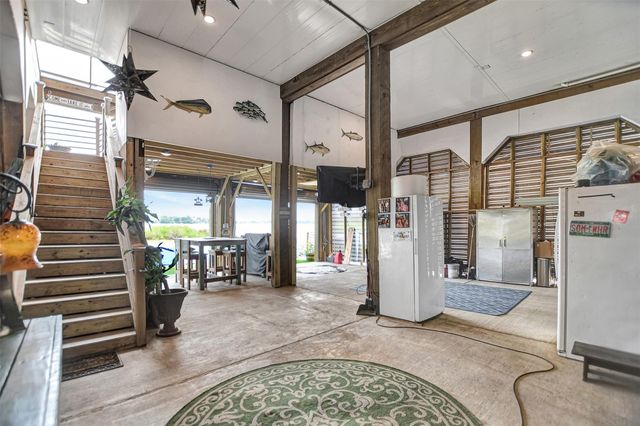 25 Cmdr Runco Lane, Taylor Lake Village, TX 77586