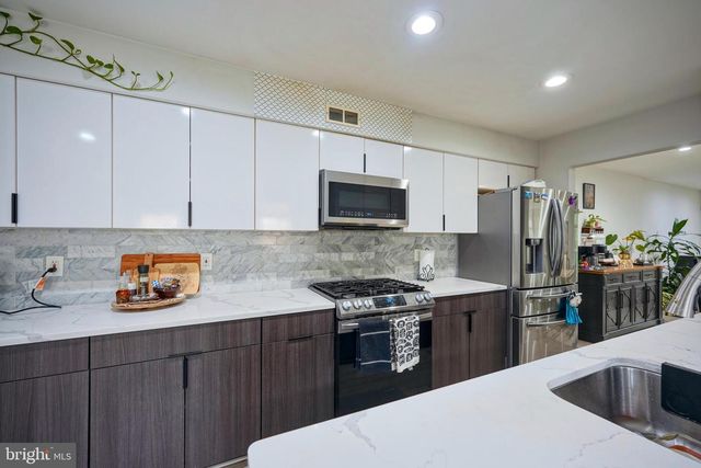 16 BUCKINGHAM PL, Cherry Hill, NJ 08003