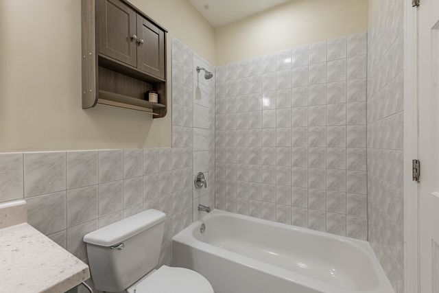 5933 W Huron Street 3N, Chicago, IL 60644