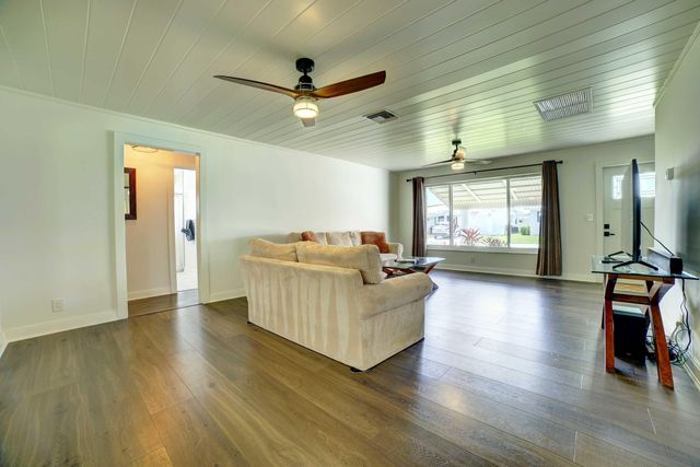 132 NW 10th Court, Boynton Beach, FL 33426