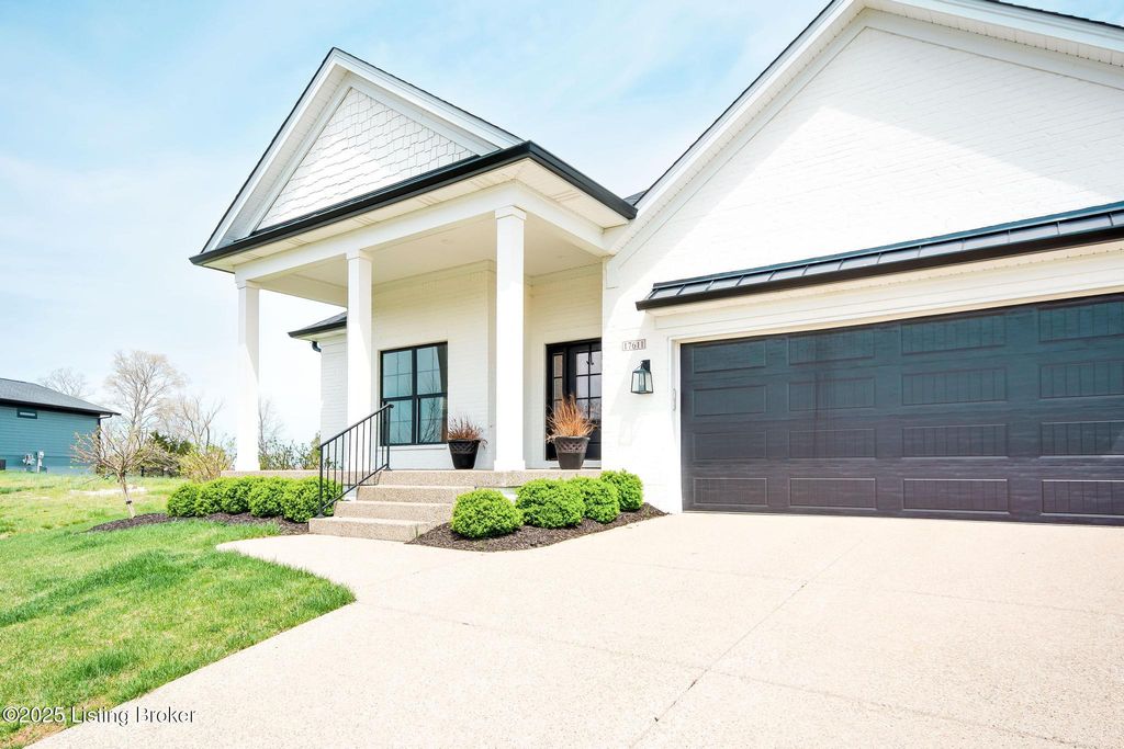 17611 Shakes Creek Dr, Fisherville, KY 40023