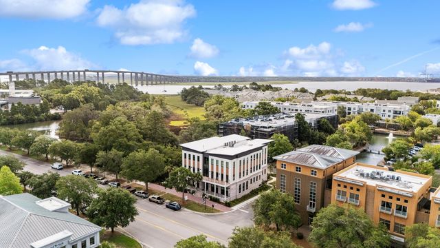 211 Seven Farms Drive 202, Charleston, SC 29492