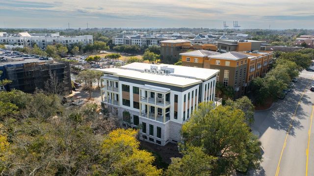 211 Seven Farms Drive 202, Charleston, SC 29425