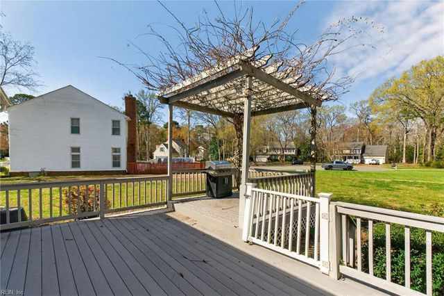 203 Winterberry LN, Smithfield, VA 23430