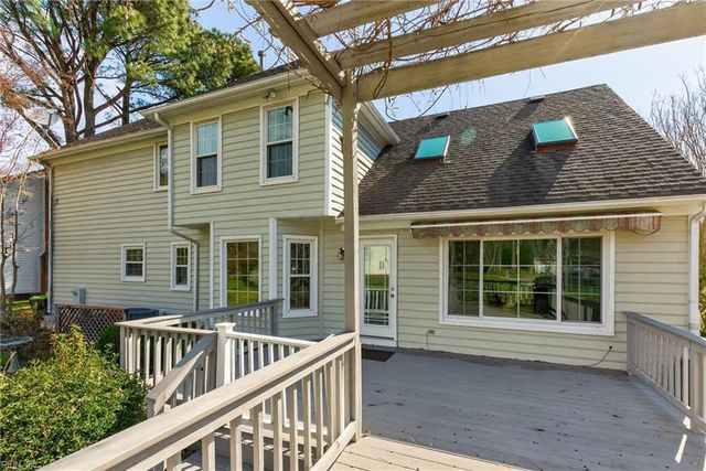 203 Winterberry LN, Smithfield, VA 23430