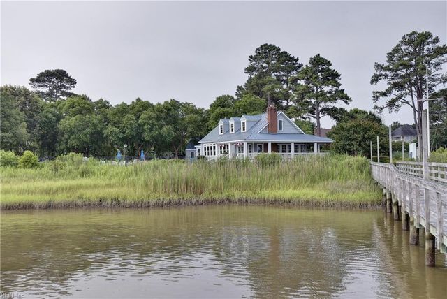 203 Winterberry LN, Smithfield, VA 23430