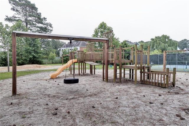 203 Winterberry LN, Smithfield, VA 23430