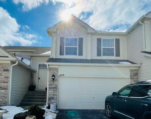 1609 Fredericksburg Lane 1609, Aurora, IL 60503