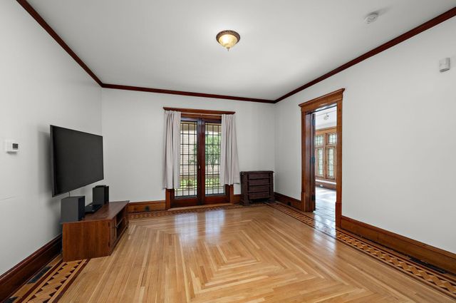 425 Oak Grove Street, Minneapolis, MN 55403